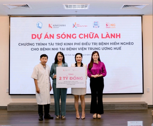 Trao 10 tỉ đồng xóa nhà tạm và 2 tỉ đồng tiếp sức cho bệnh nhi nghèo- Ảnh 2.