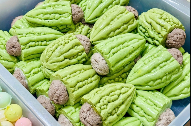 Độc lạ món trà sữa có topping thịt kho trứng, khổ qua nhồi thịt - Ảnh 4.
