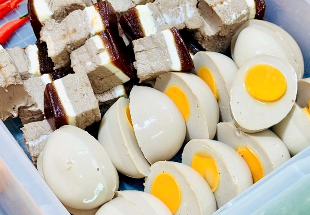 Độc lạ món trà sữa có topping thịt kho trứng, khổ qua nhồi thịt - Ảnh 5.