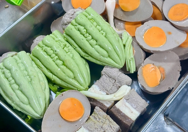 Độc lạ món trà sữa có topping thịt kho trứng, khổ qua nhồi thịt - Ảnh 1.
