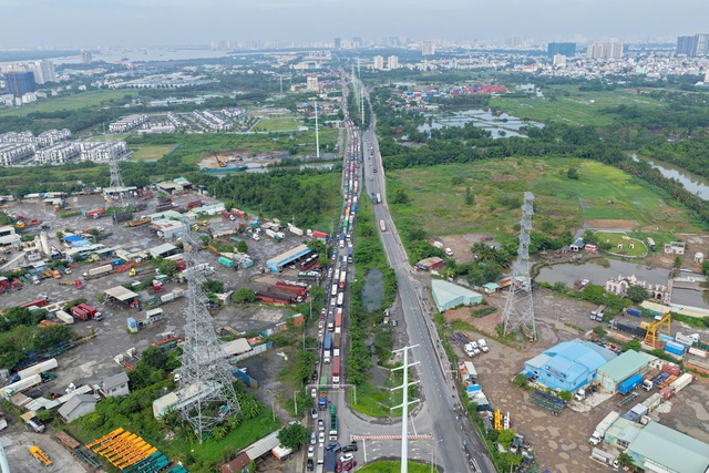 Tai nạn liên hoàn xe container trên cao tốc, giao thông TP.HCM  ùn ứ kéo dài- Ảnh 6.