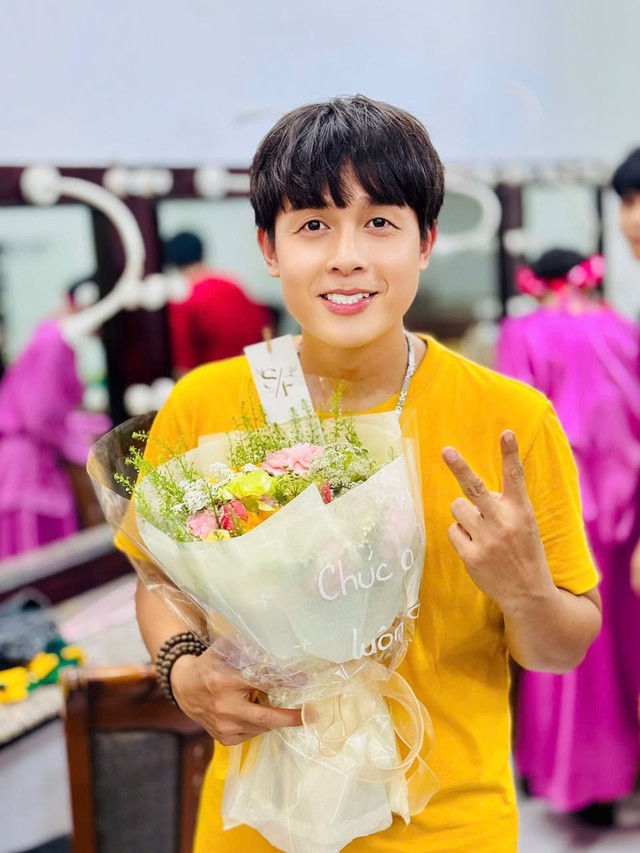 Showbiz 29.5: Cuộc sống Hòa Hiệp ở tuổi 43; Hồng Đào đảm nhận vai trò mới - Ảnh 1.