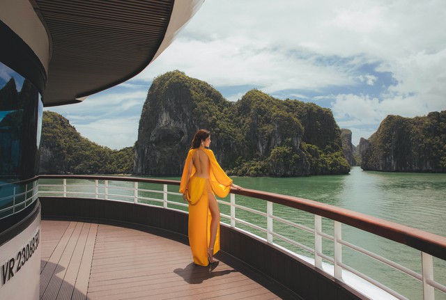 Hoa hậu Lê Hoàng Phương khoe dáng quyến rũ trên vịnh Hạ Long- Ảnh 11. Hoa hậu Lê Hoàng Phương khoe dáng quyến rũ trên vịnh Hạ Long- Ảnh 11.