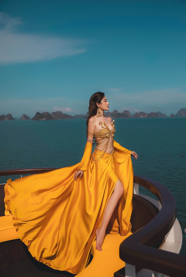 Hoa hậu Lê Hoàng Phương khoe dáng quyến rũ trên vịnh Hạ Long- Ảnh 9. Hoa hậu Lê Hoàng Phương khoe dáng quyến rũ trên vịnh Hạ Long- Ảnh 9.