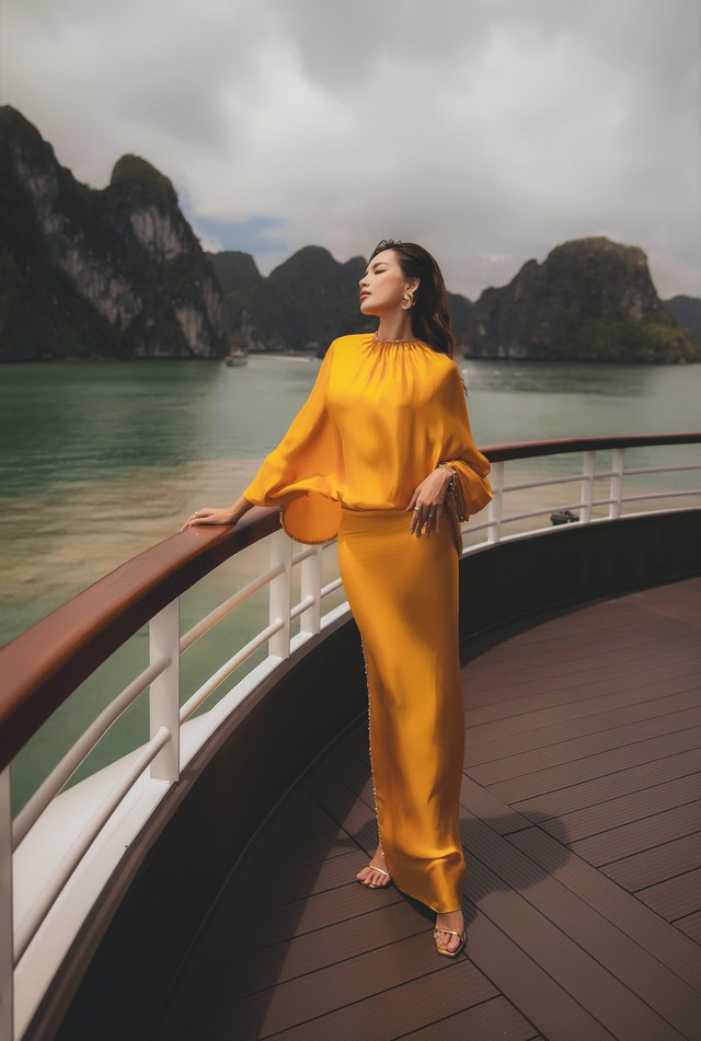 Hoa hậu Lê Hoàng Phương khoe dáng quyến rũ trên vịnh Hạ Long- Ảnh 2. Hoa hậu Lê Hoàng Phương khoe dáng quyến rũ trên vịnh Hạ Long- Ảnh 2.