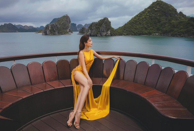 Hoa hậu Lê Hoàng Phương khoe dáng quyến rũ trên vịnh Hạ Long Hoa hậu Lê Hoàng Phương khoe dáng quyến rũ trên vịnh Hạ Long