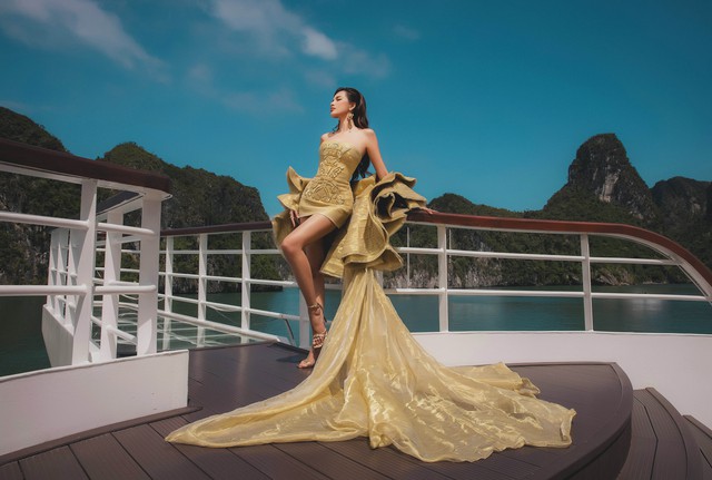 Hoa hậu Lê Hoàng Phương khoe dáng quyến rũ trên vịnh Hạ Long- Ảnh 3. Hoa hậu Lê Hoàng Phương khoe dáng quyến rũ trên vịnh Hạ Long- Ảnh 3.