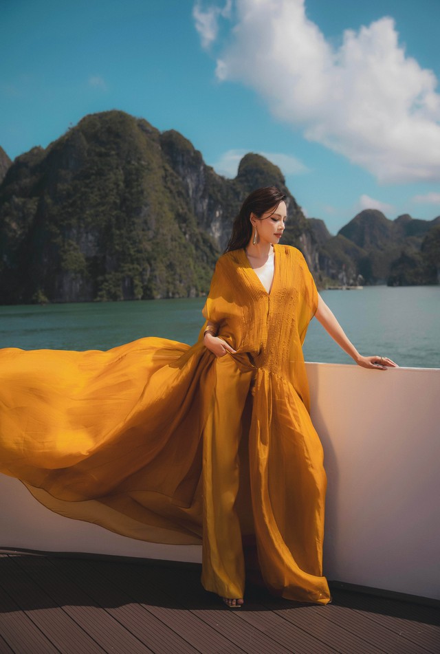 Hoa hậu Lê Hoàng Phương khoe dáng quyến rũ trên vịnh Hạ Long- Ảnh 7. Hoa hậu Lê Hoàng Phương khoe dáng quyến rũ trên vịnh Hạ Long- Ảnh 7.