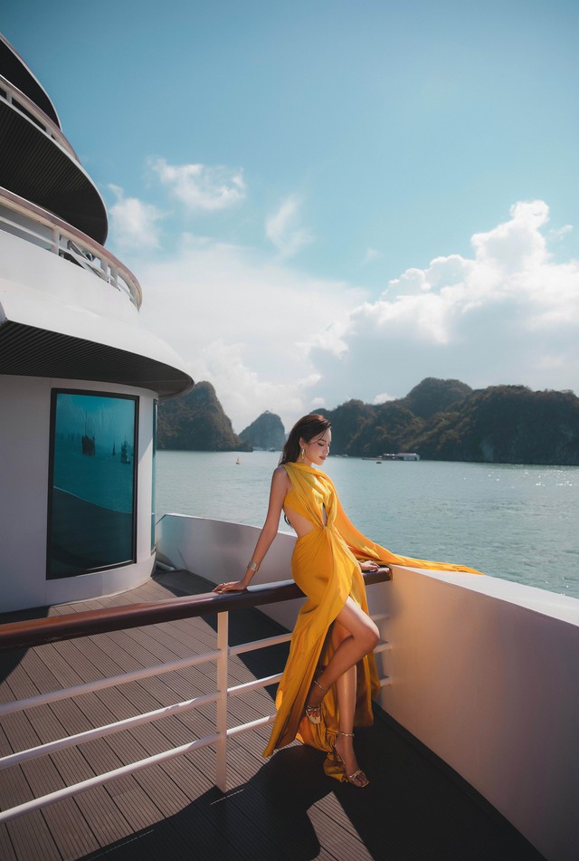 Hoa hậu Lê Hoàng Phương khoe dáng quyến rũ trên vịnh Hạ Long- Ảnh 8. Hoa hậu Lê Hoàng Phương khoe dáng quyến rũ trên vịnh Hạ Long- Ảnh 8.