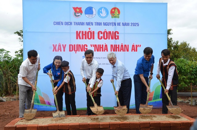 Xây tặng nhà nhân ái cho gia đình em Rơ Châm Quyên- Ảnh 1.