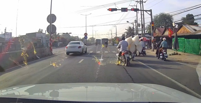 Vượt đèn đỏ khi còn 3 giây, tài xế bị phạt 19 triệu đồng - Ảnh 1.