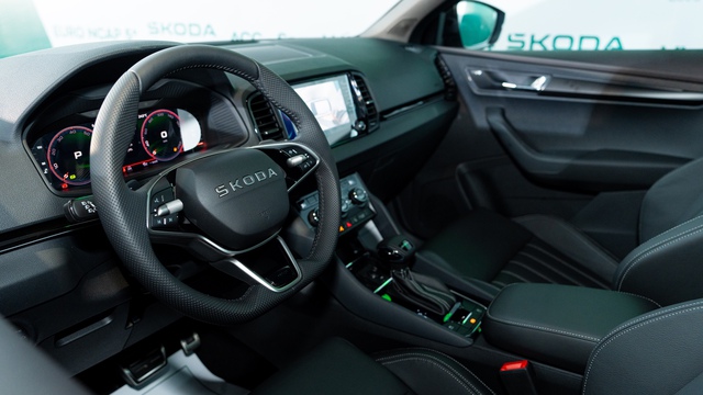 Skoda Karoq 2025 giá từ 1,009 tỉ đồng, cạnh tranh Toyota Corolla Cross - Ảnh 2. Skoda Karoq 2025 giá bán từ 1,009 tỉ đồng, cạnh tranh Toyota Corolla Cross - Ảnh 2.