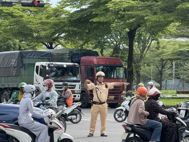Tai nạn liên hoàn trên cao tốc: Ùn ứ xe ô tô xếp hàng dài ở Cát Lái, cầu Phú Mỹ- Ảnh 1. Tai nạn liên hoàn trên cao tốc: Ùn ứ xe ô tô xếp hàng dài ở Cát Lái, cầu Phú Mỹ- Ảnh 1.
