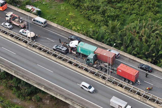 Tai nạn liên hoàn trên cao tốc: Ùn ứ xe ô tô xếp hàng dài ở Cát Lái, cầu Phú Mỹ- Ảnh 2. Tai nạn liên hoàn trên cao tốc: Ùn ứ xe ô tô xếp hàng dài ở Cát Lái, cầu Phú Mỹ- Ảnh 2.