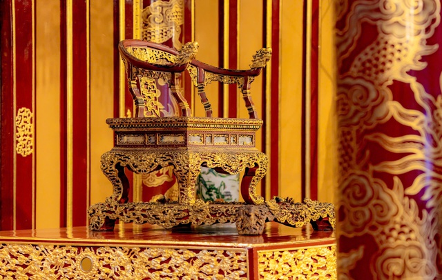 Huế thành lập Hội đồng phục chế ngai vàng triều Nguyễn bị bẻ gãy- Ảnh 2. Huế thành lập Hội đồng phục chế ngai vàng triều Nguyễn bị bẻ gãy- Ảnh 2.
