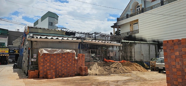 Lửa cháy đỏ rực cửa hàng bán đồ gia dụng, 2 người kịp thoát nạn - Ảnh 2.