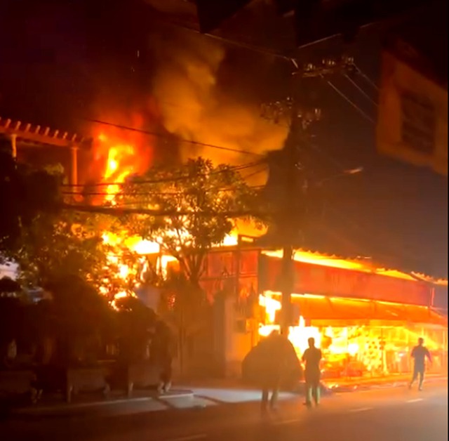 Lửa cháy đỏ rực cửa hàng bán đồ gia dụng, 2 người kịp thoát nạn - Ảnh 1.