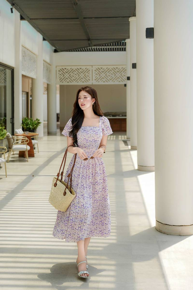 Mặc đẹp với váy hoa nhí cho nàng yêu vẻ đẹp cổ điển- Ảnh 1.