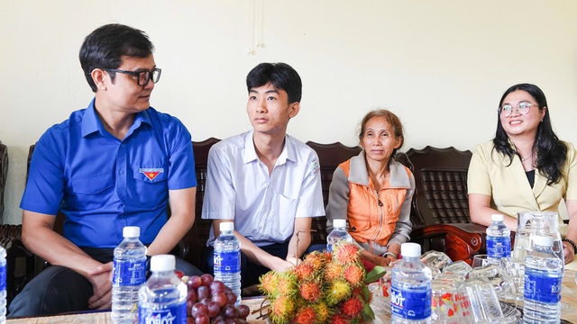 Trao học bổng Tiếp sức mùa thi và tặng ‘Phòng Tin học cho em’ tại Gia Lai - Ảnh 2.