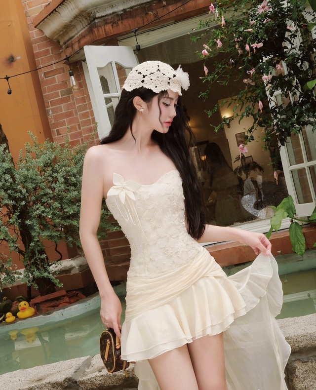 Biển xanh, cát trắng và cuộc dạo chơi của những món thời trang nữ tính Biển xanh, cát trắng và cuộc dạo chơi của những món thời trang nữ tính
