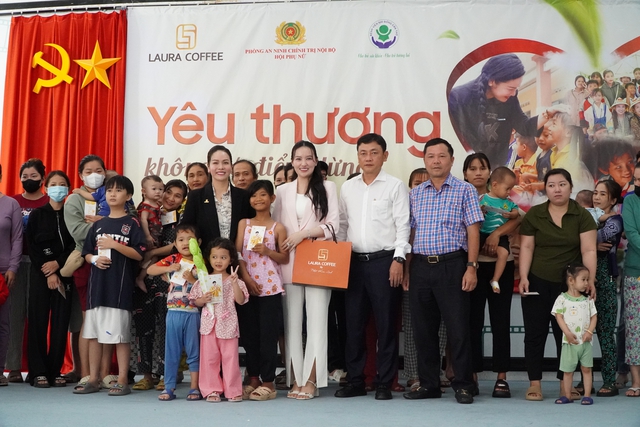 Nhật Kim Anh cùng Công an TP.Cần Thơ tặng quà cho hàng trăm bệnh nhi - Ảnh 1.