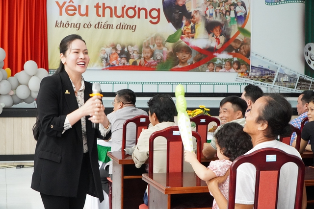 Nhật Kim Anh cùng Công an TP.Cần Thơ tặng quà cho hàng trăm bệnh nhi - Ảnh 2.