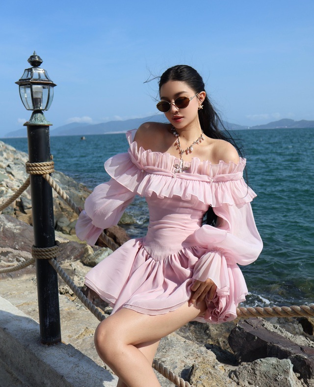 Biển xanh, cát trắng và cuộc dạo chơi của những món thời trang nữ tính- Ảnh 8. Biển xanh, cát trắng và cuộc dạo chơi của những món thời trang nữ tính- Ảnh 8.