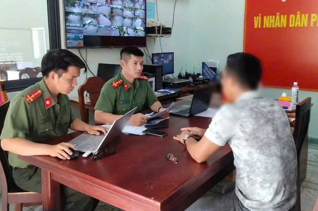 - Ảnh 1. Một người Trung Quốc hẹn hò với nữ sinh 13 tuổi, bị người nhà chặn xe - Ảnh 1.