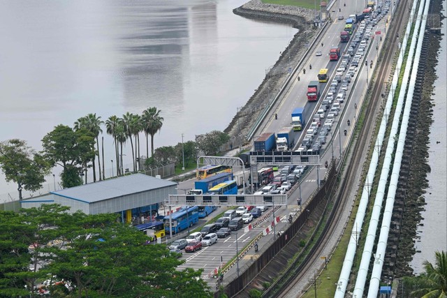 Đi tù vì hối lộ hải quan cửa khẩu - Ảnh 1.