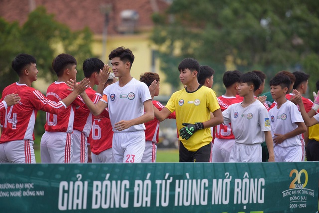2 cựu danh thủ Cảng Sài Gòn ghi bàn ở vòng loại World Cup đối đầu ở giải DNTU- Ảnh 3. 2 cựu danh thủ Cảng Sài Gòn ghi bàn ở vòng loại World Cup đối đầu ở giải DNTU- Ảnh 3.