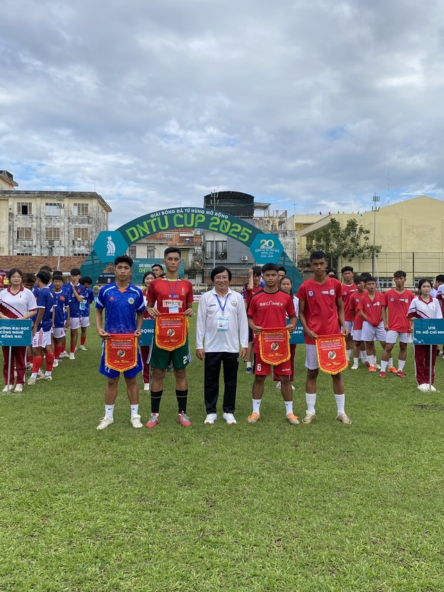 2 cựu danh thủ Cảng Sài Gòn ghi bàn ở vòng loại World Cup đối đầu ở giải DNTU- Ảnh 7. 2 cựu danh thủ Cảng Sài Gòn ghi bàn ở vòng loại World Cup đối đầu ở giải DNTU- Ảnh 7.