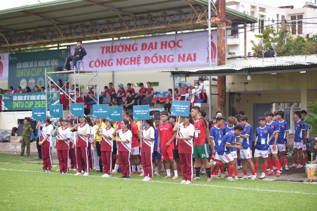 2 cựu danh thủ Cảng Sài Gòn ghi bàn ở vòng loại World Cup đối đầu ở giải DNTU- Ảnh 5. 2 cựu danh thủ Cảng Sài Gòn ghi bàn ở vòng loại World Cup đối đầu ở giải DNTU- Ảnh 5.