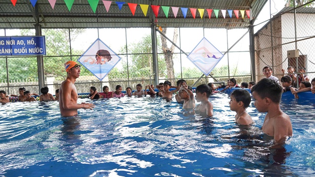 Kình ngư số 1 Việt Nam Nguyễn Huy Hoàng dạy bơi cho trẻ em miền núi Gia Lai- Ảnh 3. Kình ngư số 1 Việt Nam Nguyễn Huy Hoàng dạy bơi cho trẻ em miền núi Gia Lai- Ảnh 3.