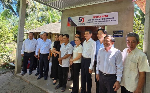 EVNSPC hỗ trợ gần 20 tỉ đồng xóa nhà tạm, dột nát cho 21 tỉnh Miền Nam - Ảnh 1.