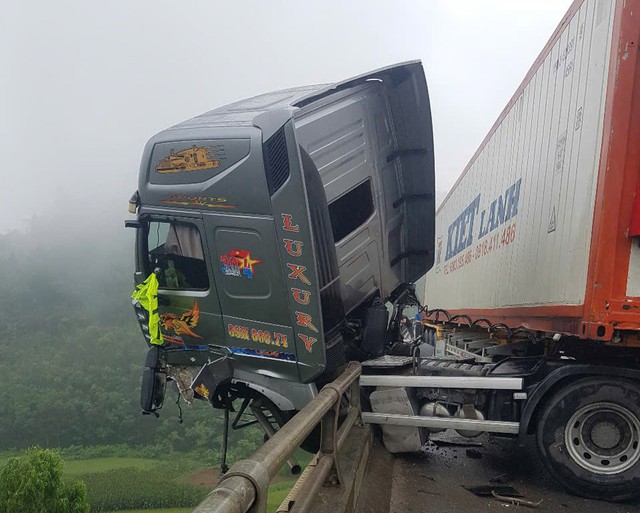 Tai nạn liên hoàn trên cao tốc Nội Bài - Lào Cai , cabin xe đầu kéo treo lơ lửng - Ảnh 3. Tai nạn liên hoàn trên cao tốc Nội Bài - Lào Cai , cabin xe đầu kéo treo lơ lửng - Ảnh 3.