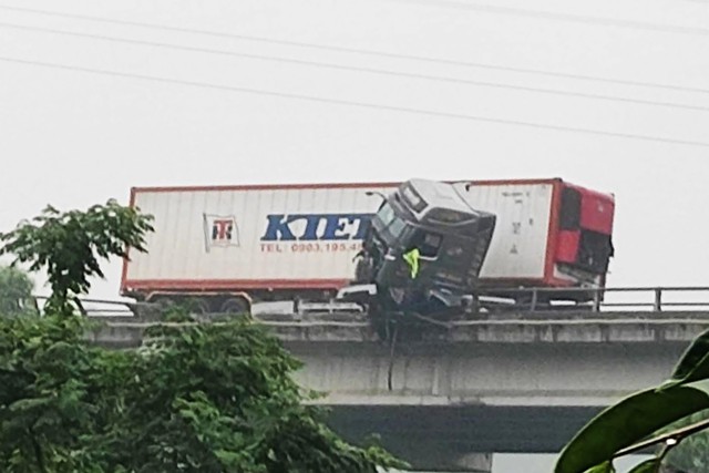 Tai nạn liên hoàn trên cao tốc Nội Bài - Lào Cai , cabin xe đầu kéo treo lơ lửng - Ảnh 2. Tai nạn liên hoàn trên cao tốc Nội Bài - Lào Cai , cabin xe đầu kéo treo lơ lửng - Ảnh 2.