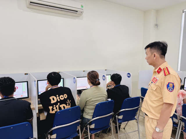 Thi sát hạch lái xe của Cục CSGT từ ngày 1.6: Có gì khác đề cũ?- Ảnh 1. Thi sát hạch lái xe của Cục CSGT từ ngày 1.6: Có gì khác đề cũ?- Ảnh 1.
