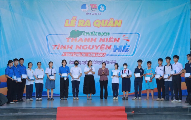 Long An: Ra quân chiến dịch “Tuổi trẻ tự hào, vững tin theo Đảng” - Ảnh 4.