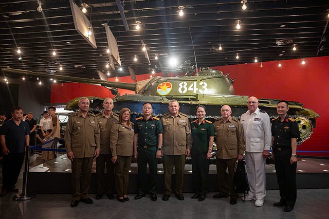 Gần 150.000 lượt khách tham quan Bảo tàng Lịch sử Quân sự Việt Nam dịp 30.4 - Ảnh 4.