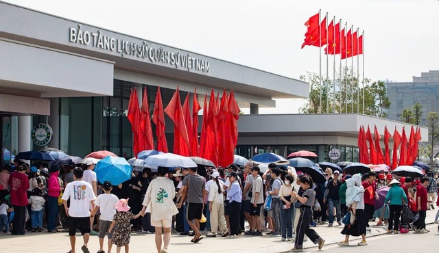 Gần 150.000 lượt khách tham quan Bảo tàng Lịch sử Quân sự Việt Nam dịp 30.4 - Ảnh 7.