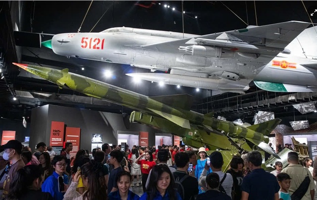 Gần 150.000 lượt khách tham quan Bảo tàng Lịch sử Quân sự Việt Nam dịp 30.4 - Ảnh 1.