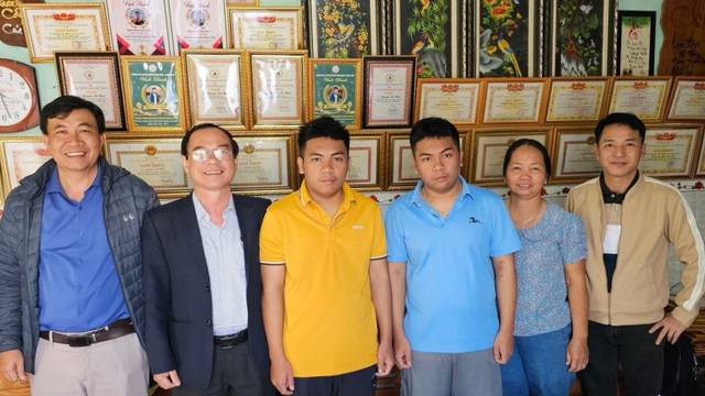 Hai anh em sinh đôi giỏi toán 'vô đối' đất Quảng - Ảnh 2.