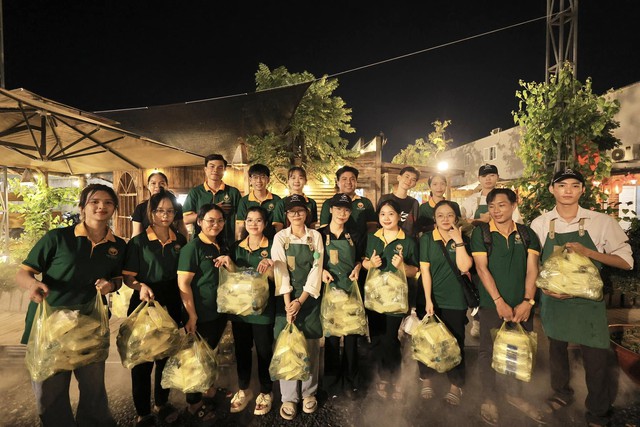 Chàng trai chia sẻ yêu thương qua những suất cơm đêm- Ảnh 2.