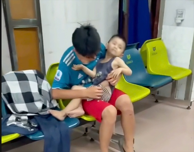 Vụ 'đóng đủ tiền mới cấp cứu': Bệnh nhi đang rất nặng - Ảnh 1.