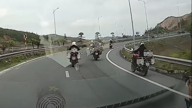 Đoàn xe phân khối lớn bất chấp luật chạy vào cao tốc: Đề nghị phạt nặng - Ảnh 1.