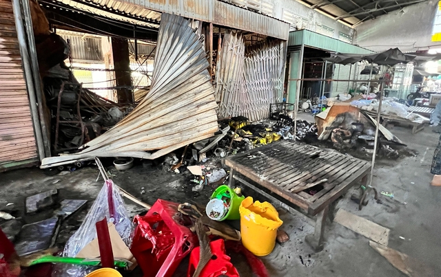 Bến Tre: Điều tra nguy&ecirc;n nh&acirc;n vụ ch&aacute;y lớn tại chợ T&acirc;n B&igrave;nh - Ảnh 2.