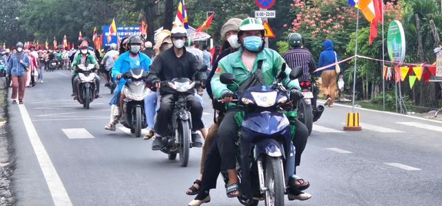 Tình trạng xe ôm hỗn loạn tại Đại lễ Vesak 2025 ở chùa Thanh Tâm - Ảnh 1.