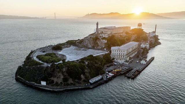 Ông Trump ra lệnh mở lại nhà tù khét tiếng Alcatraz - Ảnh 1.