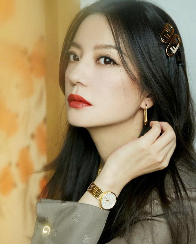 Triệu Vy lặng lẽ tái xuất ở Bắc Kinh trong lúc chồng cũ nhận lệnh truy nã - Ảnh 2.