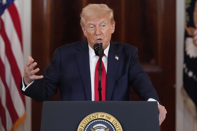 Ông Trump ra tín hiệu giảm thuế với Trung Quốc - Ảnh 1.